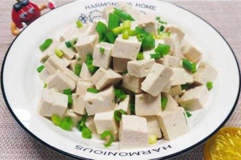 小葱拌豆腐：小葱拌豆腐的制作方法，清香可口，营养丰富。